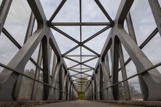 Massive Stahlbaubrücke