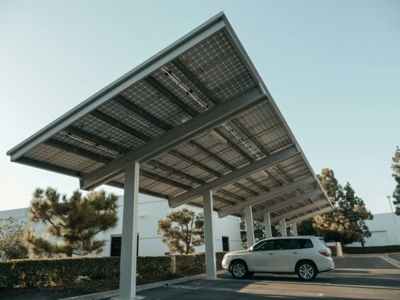 Großer Stahlbau-Carport  mit geparktem Auto