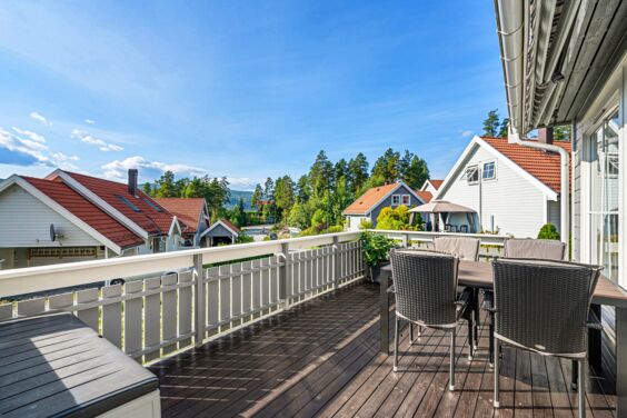 Gemütlicher Balkon unter blauem Himmel